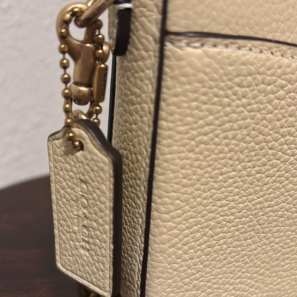 Coach Tan Leather Crossbody Bag with Gold Chain - Picture 4 of 8